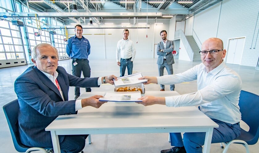 De sleuteloverdracht in de nieuwe kazerne. (Foto: Koen Laureij)