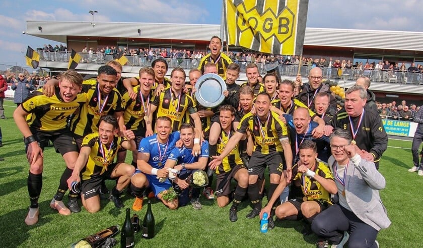 In april 2019 stonden de heren wél met een schaal in de handen.
