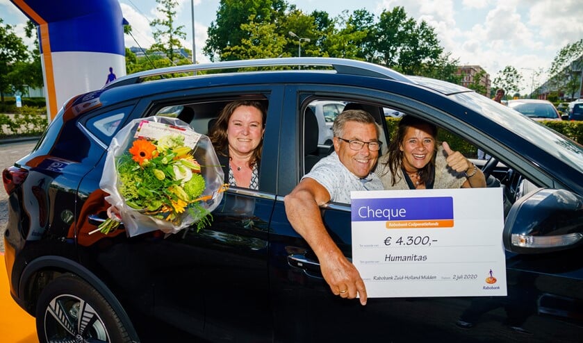 Humanitas toont trots de cheque.
