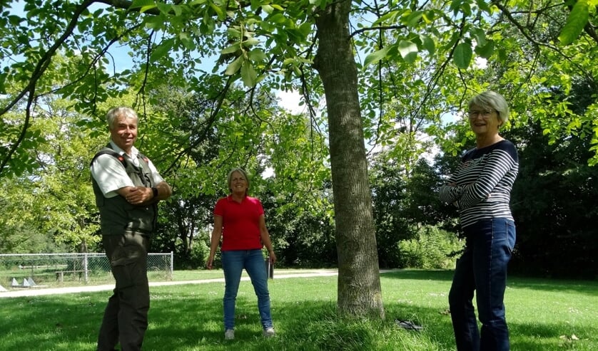 Boswachter Dick van Stegeren, Mariëlle de Leede en Tineke van der Knaap (rechts) samen op pad in de Bleiswijkse Zoom.