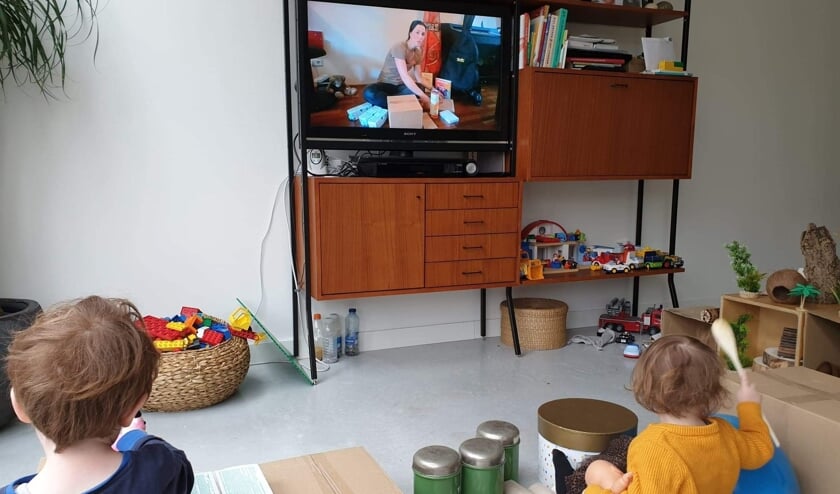 Klankjes maken thuis voor de buis. (Foto: PR/Bibliotheek Oostland)