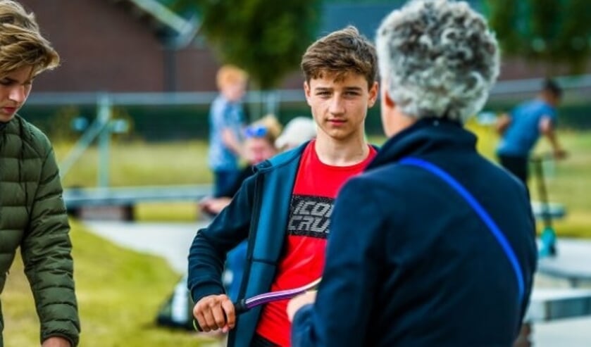 Wethouder Van Tatenhove in gesprek met Lansingerlandse jeugd.