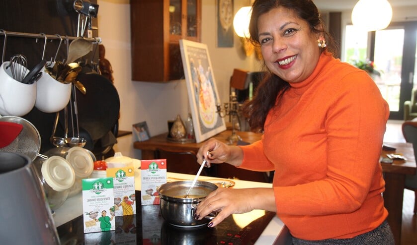 <p>Sandra denkt niet in hokjes maar combineert allerlei culturen. Haar Surinaamse roots blijft ze altijd trouw.</p>