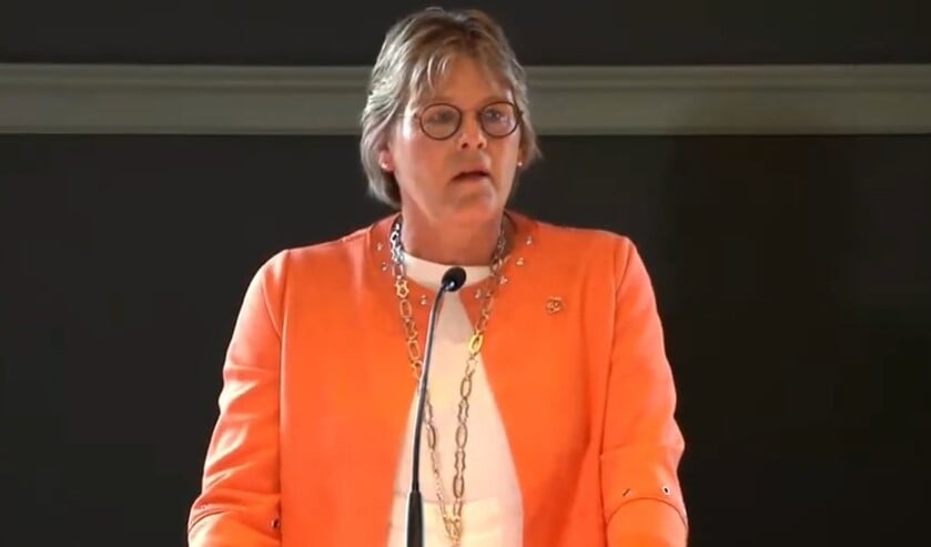 <p>Titia Cnossen in mei van dit jaar tijdens een speciale raadsvergadering als burgemeester van Woudenberg. (Foto: videostill YouTube)</p>