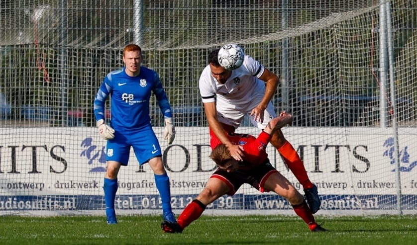 <p>Doelman Davi Ponsen ziet Kevin Straver opruimen voor zijn domein. Soccer Boys maakte het koploper Vitesse Delft lastig op sportpark Tanthof. (Foto: Franca Dobbe) </p>