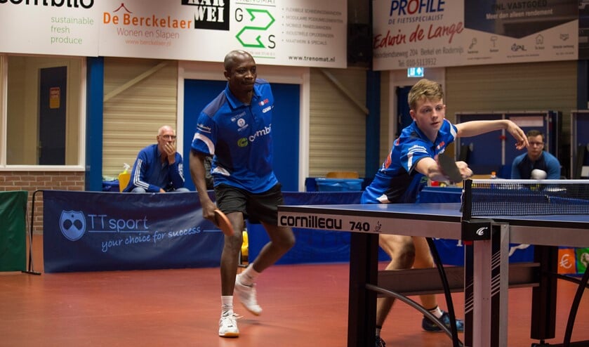<p>Segun Toriola en Milo de Boer tijdens een dubbelspel. (Foto: archief) </p>