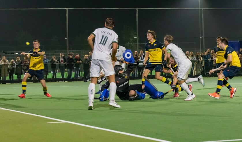 <p>Lucas Reusen probeert tevergeefs de inzet van HCR aanvoerder (r.) Jeroen Hertzberger te stoppen: 0-3. (Foto: Erik van Dort)</p>