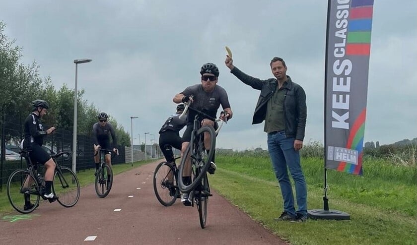 <p>Gijs van der Helm schiet enkele deelnemers weg: "Gaan met die banaan!" </p>