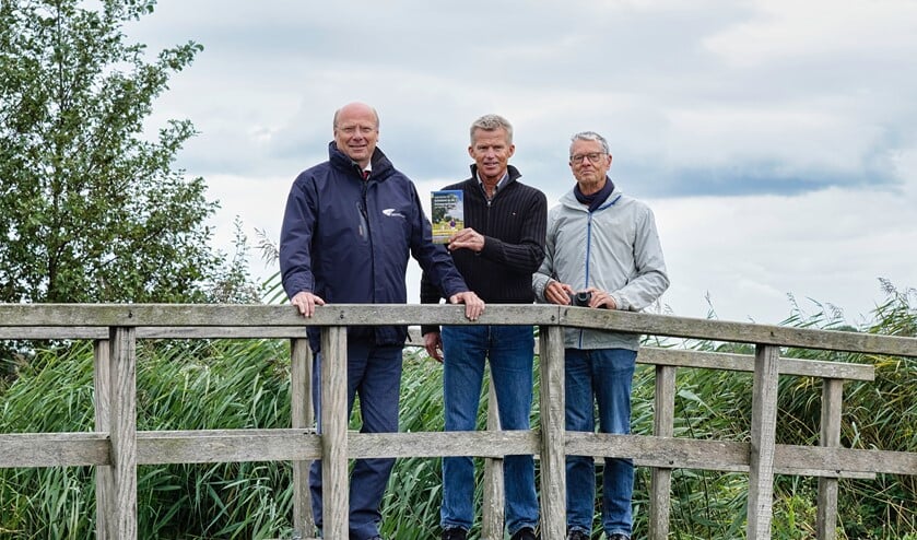 <p>Cock Hazeu en Peter Kuiper overhandigen het eerste exemplaar aan dijkgraaf Toon van der Klugt. </p>