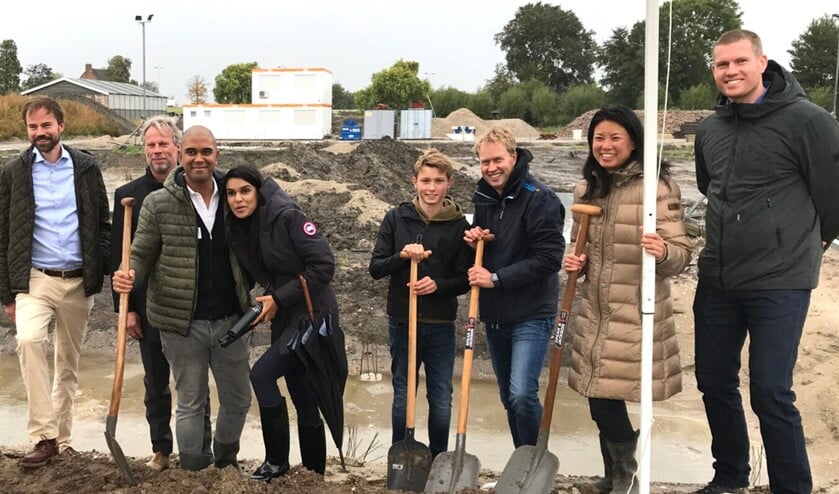 <p>De toekomstige bewoners staan op het punt om drie tijdcapsules in te graven. In het midden wethouder Jan-Willem van den Beukel. (Foto: Gouden Buurten PR) </p>