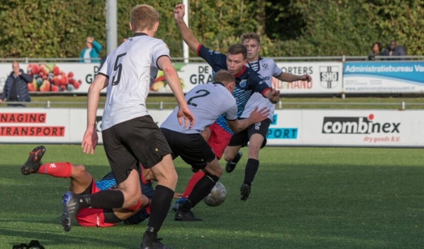 <p>BVCB liet zich verrassen door SHO, dat de eerste punten pakte en de eerste treffers van het seizoen maakte tegen de ploeg van Dick Boereboom. In de tweede helft kreeg SHO BVCB in de tang. (Foto: Ronald Kroos)</p>