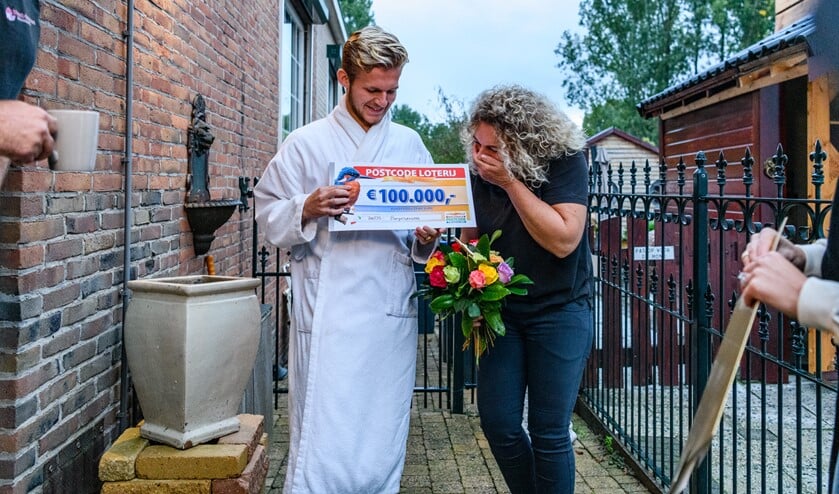 <p>Jack ontvangt een cheque van 100.000 euro. (Foto's: Roy Beusker Fotografie/Amy van Leiden)</p>