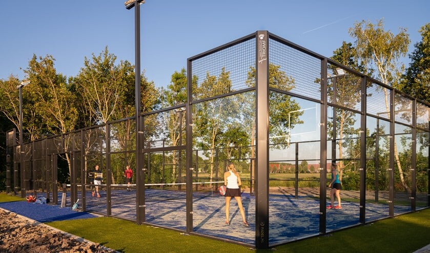 <p>Veel tennisverenigingen in Nederland zetten een deel van de bestaande tennisbanen om naar padelbanen, zo ook in Lansingerland, zoals hierboven bij LTC Triomf. (Foto: archief/Ingrid Koenen) </p>