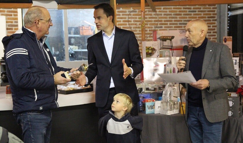 <p>Wethouder Jan-Willem van den Beukel verrichtte met zijn zoontje de prijsuitreiking. Rechts voorzitter Herman van der Breggen. </p>