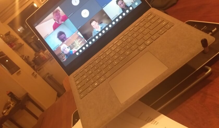 <p>Hanneke Vliet Vlieland spreekt digitaal in tijdens de commissie ruimte van afgelopen dindsdag. (Foto: Twitter/@HannekeVlVl)</p>