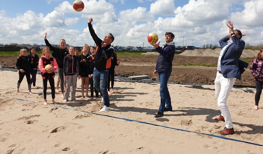 <p>Burgemeester Van de Stadt (midden) showt zijn volleybalskills. </p>