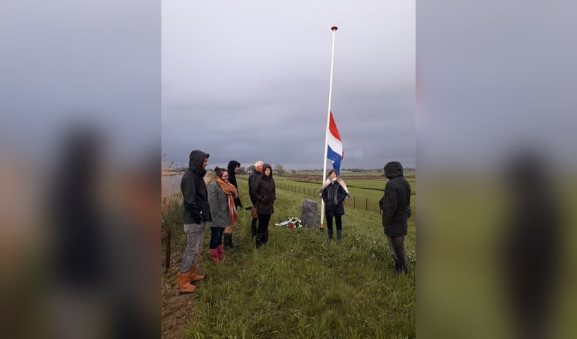 <p>Elk jaar wordt de vlag bij de gedenksteen halfstok gehesen. </p>