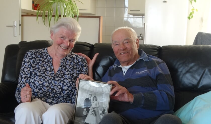 <p>Piet en Corrie met de trouwfoto waarmee het lange huwelijk begon.</p>