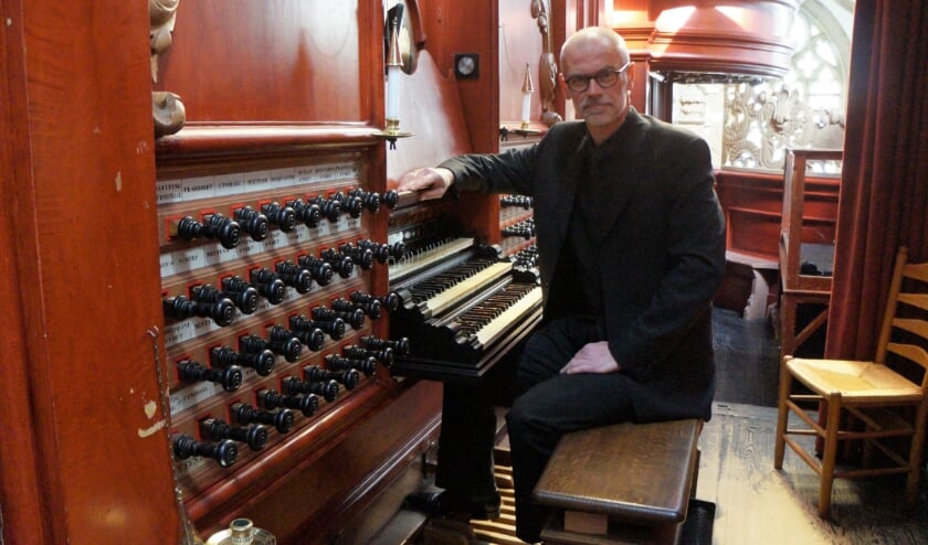 <p>Arjan Breukhoven achter z'n vertrouwde orgel.</p>