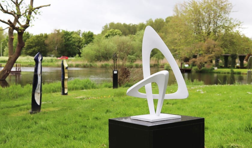<p>Van Egmonds monumentale sculpturen in roestvast staal, brons of resin bestaan uit gestileerde vormen.</p>