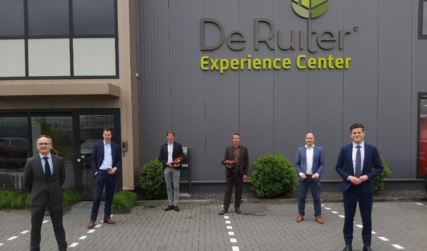<p>Voorafgaand aan het digitale Ronde Tafelgesprek werd er een bezoek gebracht aan de Ruiter Experience Center en de WUR in Lansingerland.</p>