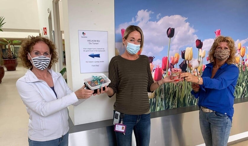 <p>Initiatiefnemer Ellen Visser, Amber Lagas van woonzorgcentrum De Tuinen en Sylvia van Scheijndel van Heel Lansingerland Helpt.</p>