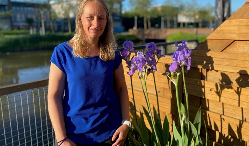 <p>Saskia poseert in de achtertuin bij de irissen. </p>