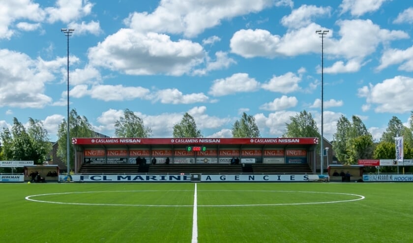 <p>De oude tribune in volle glorie.</p>