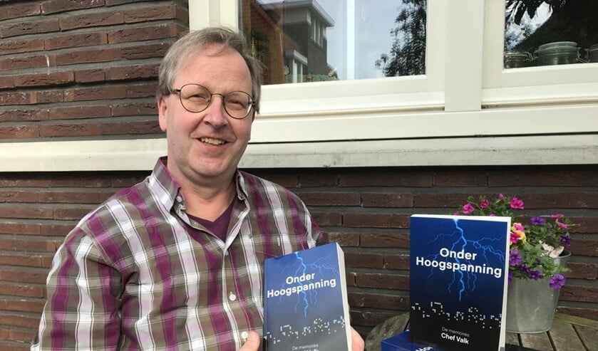 <p>Chef met zijn boek ‘Onder hoogspanning’ over zijn ervaringen bij TenneT waar hij meer dan dertig jaar werkte. </p>