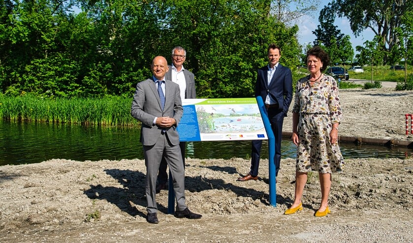 <p>Bert Wijbenga, bestuursvoorzitter Recreatieschap Rottemeren, Daan de Haas, wethouder gemeente Zuidplas, wethouder Jan-Willem van den Beukel en Agnes van Zoelen van Schieland en de Krimpenerwaard.</p>