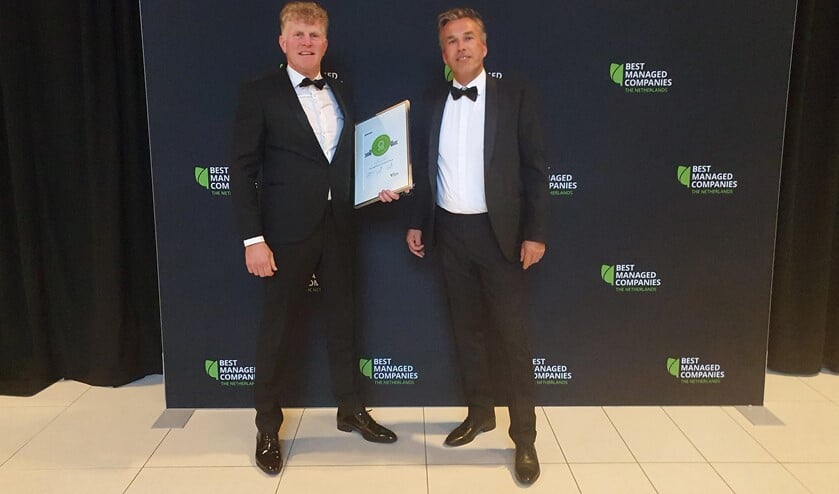 <p>Marc Houweling en Raymond Overweg nemen het keurmerk in ontvangst.</p>