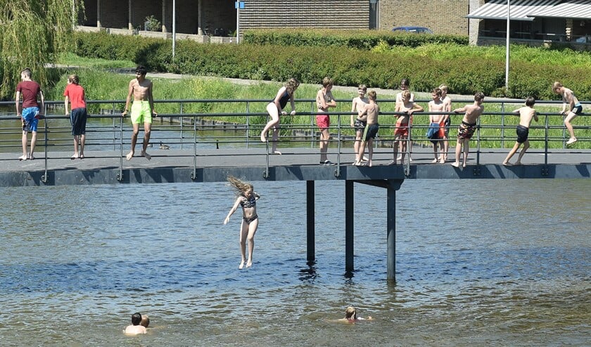 <p>Eerder deze zomer werd gretig gebruik gemaakt van de verkoeling die de Berkelse Plas bood. (Foto: Belinda Schiffelers/archief)</p>