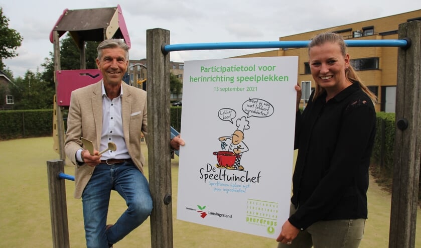 Wethouder Simon Fortuyn en ‘speelsplekprojectleider’ Eveline van der Velden bij de speelplek aan de Lingestraat in Berkel. (Foto: SO)