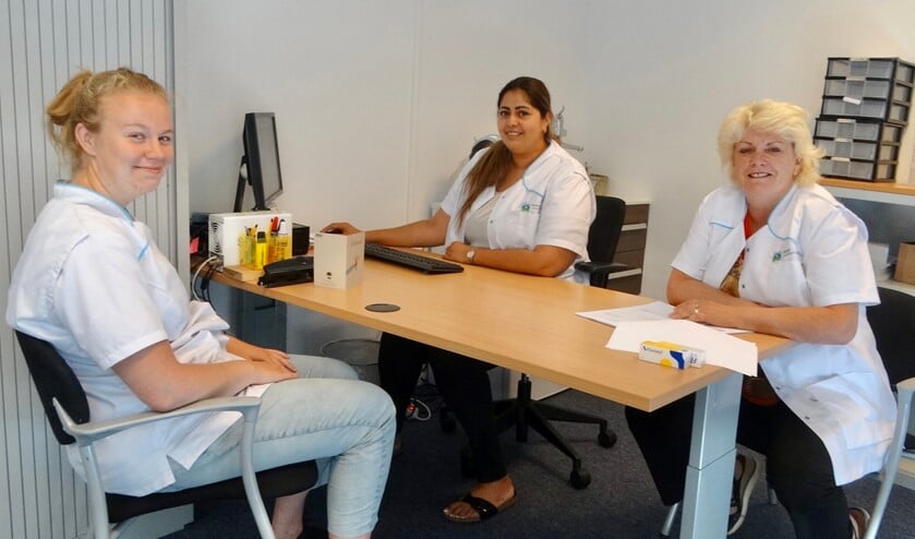 Werkoverleg van Jolanda (rechts) met haar medewerkers Wieke (links) en Yasmin.