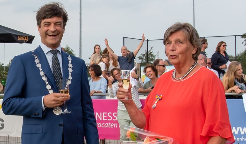<p>Burgemeester Van de Stadt proost met Gerrie van der Windt met een glaasje prosecco. (Foto: Erik van Dort)</p>