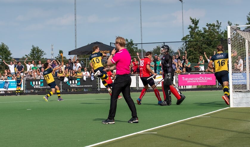 <p>HBR viert de tweede treffer van Sjoerd Zeeman (16). Bart van Eijken (10) en Koen Streefkerk (11) delen in de vreugde. (Foto: Erik van Dort) </p>