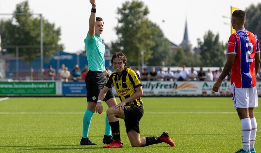 <p>Een verdediger van TAC'90 krijgt een gele prent. (Foto: Ron Fruining) </p>