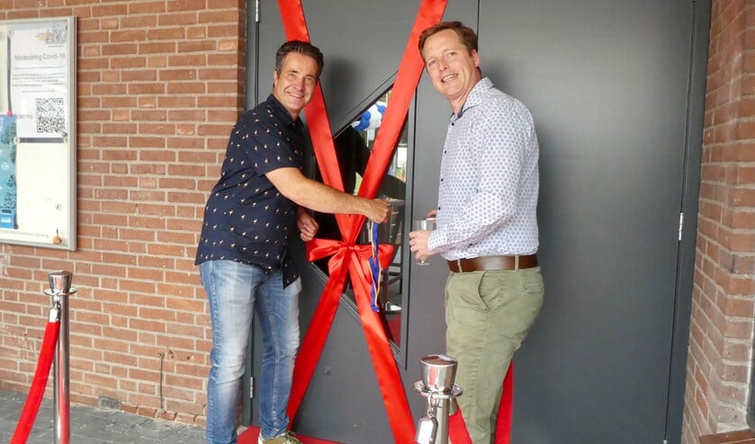 <p>Evert Jan van Vloten (rechts) en Charles van Vlijmen openen het vernieuwde clubhuis.</p>