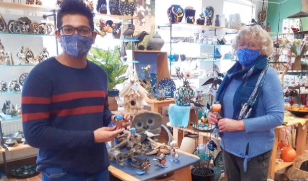 <p>Sandav Liyange en Tineke de Jong: Wereldwinkel is weer veilig open!</p>