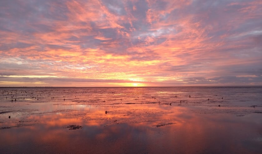 Zon gaat onder op het Wad