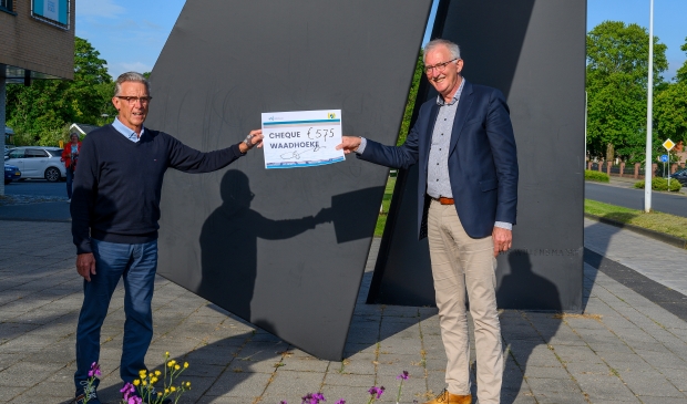 Dick Nauta neemt namens de Aerden Plaats de cheque in ontvangst van Wethouder Dijkstra