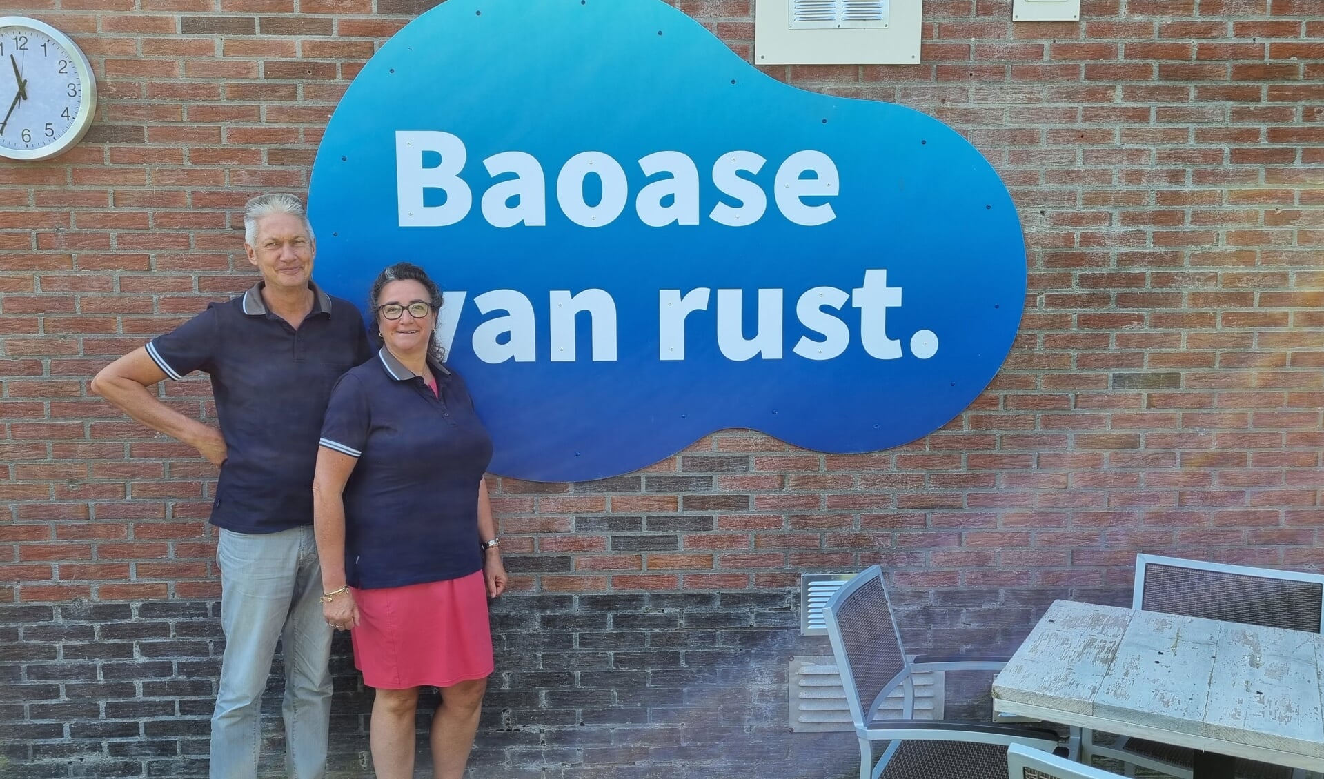 Joan Peerdeman en Ellen Bankras de nieuwe bezitters van Baoase van Rust. 