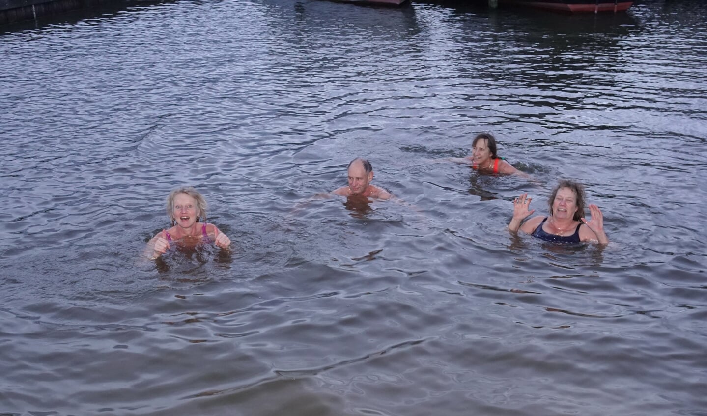 Het kwartet koud zwemmers, met links Wytske Zaal ‘dipt’ met een tevreden gevoel in het Alde Leiester water (Bertus Dijkstra)