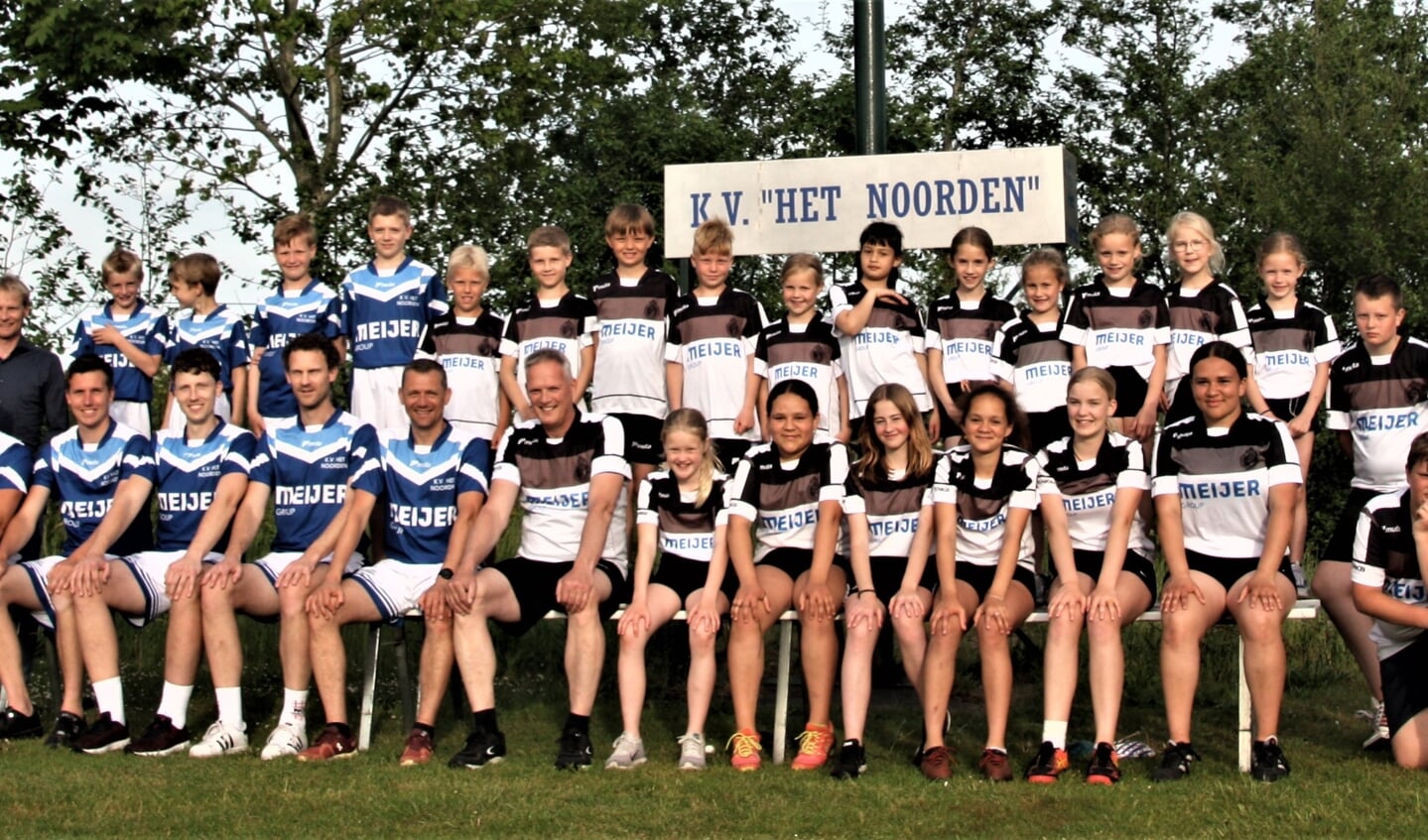 Op de foto een deel van de kaats(t)ers van KV Het Noorden met links directeur van Meijer Group Hendrik Meijer en rechts voorzitster van de KV Rianne Dorst.