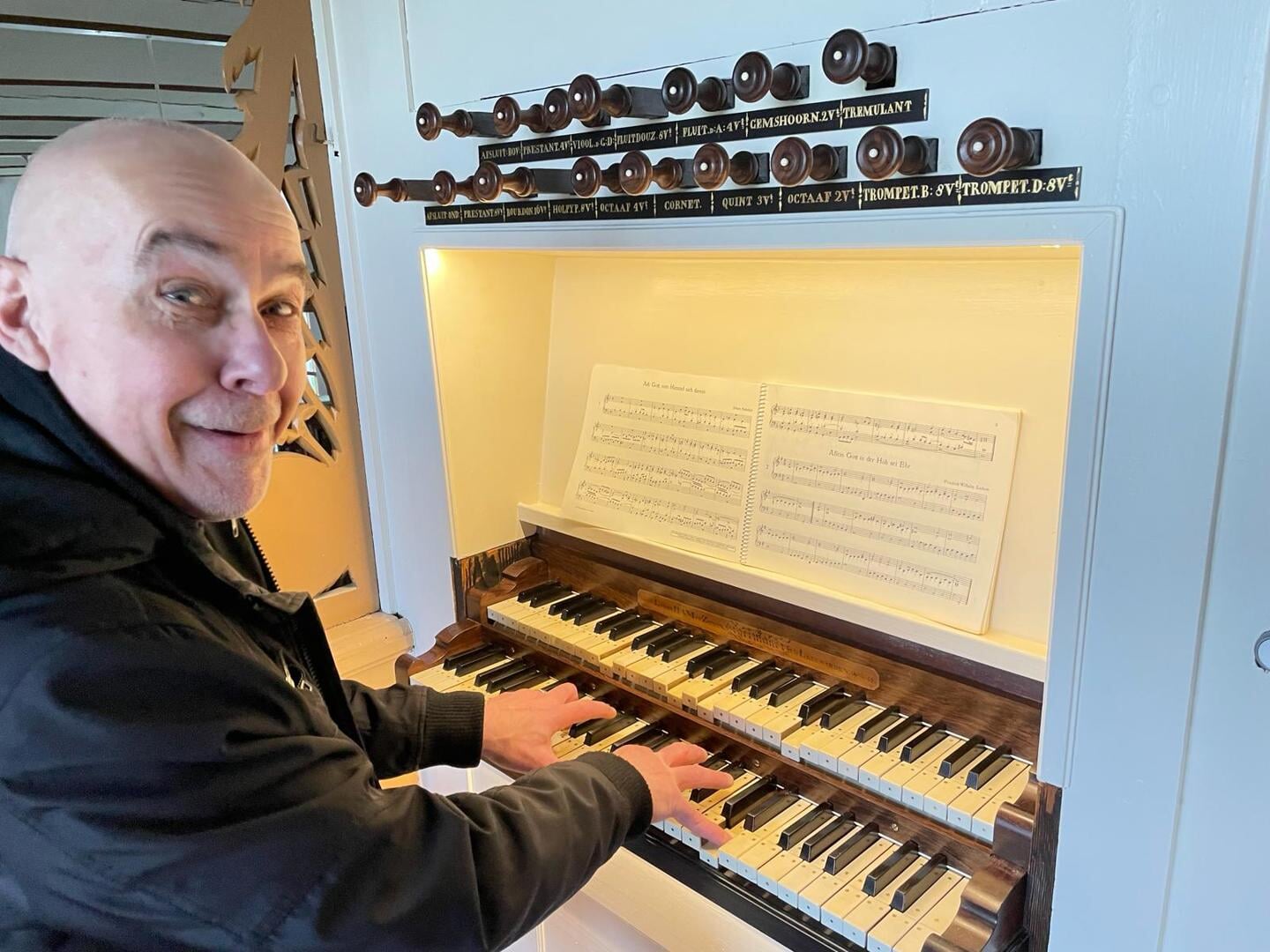 Jan Swart achter het gerestaureerde orgel