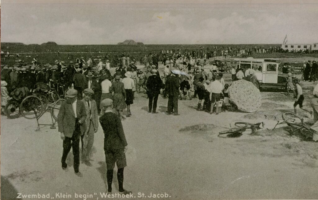 Strand bij Westhoek rond 1930