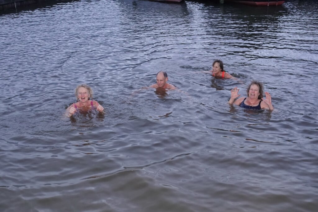 Het kwartet 'koudzwemmers', met links Wytske Zaal ‘dipt’ met een tevreden gevoel in het Alde Leiester water