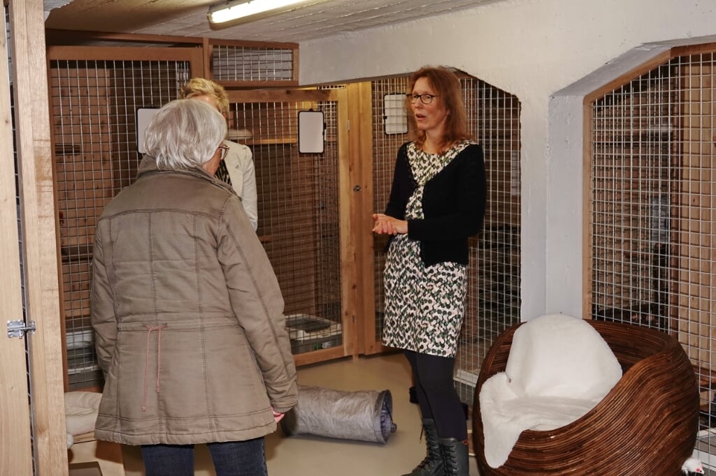 Anja Dekkers (rechts op de foto) geeft tekst en uitleg over haar kattenhotel