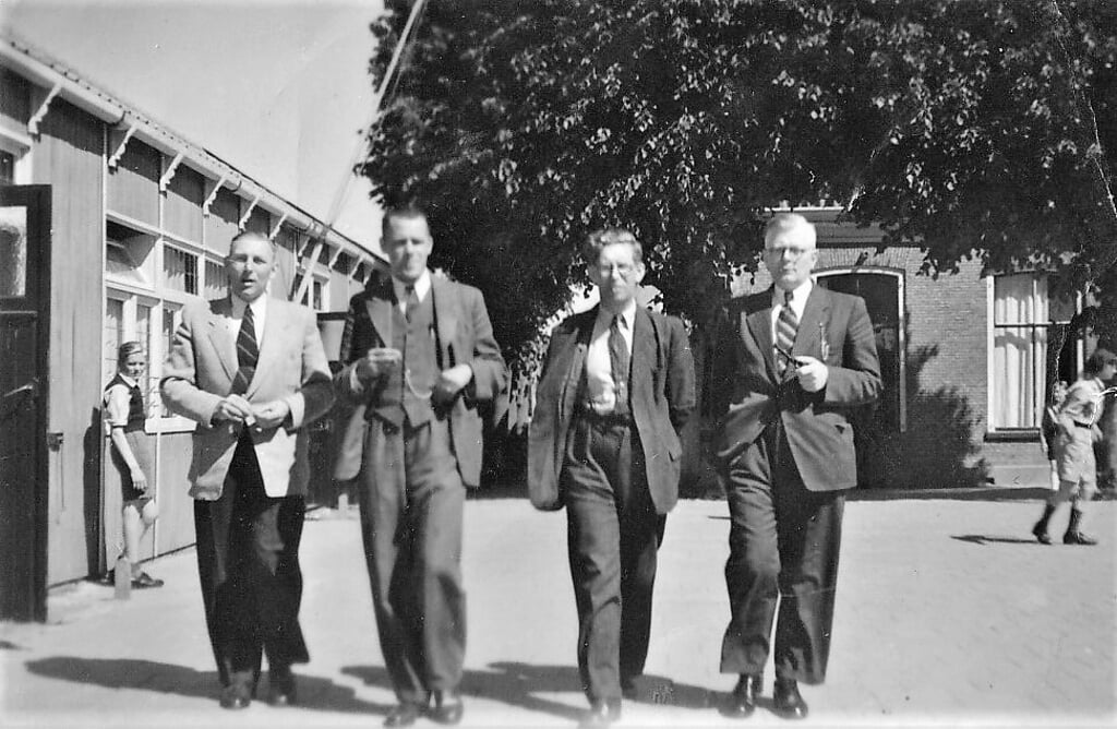 Ca. 1960 v.l.n.r. mr. La Roy, mr. Fokkens, mr. Ketting, en mr. Ulbe van Houten van de ULO aan de Grietmanstraat