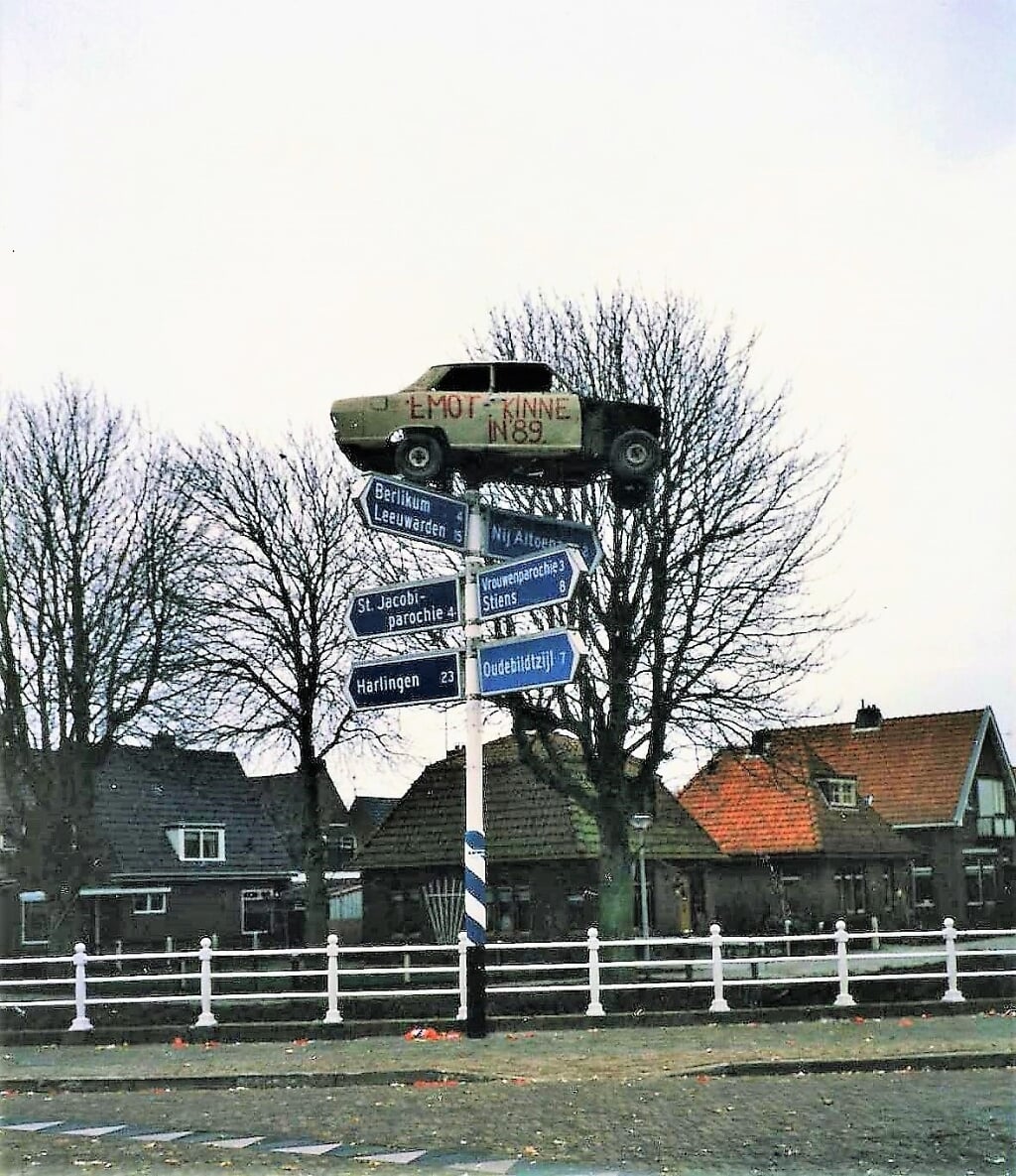 De auto op de paal tijdens de jaarwisseling van 1989